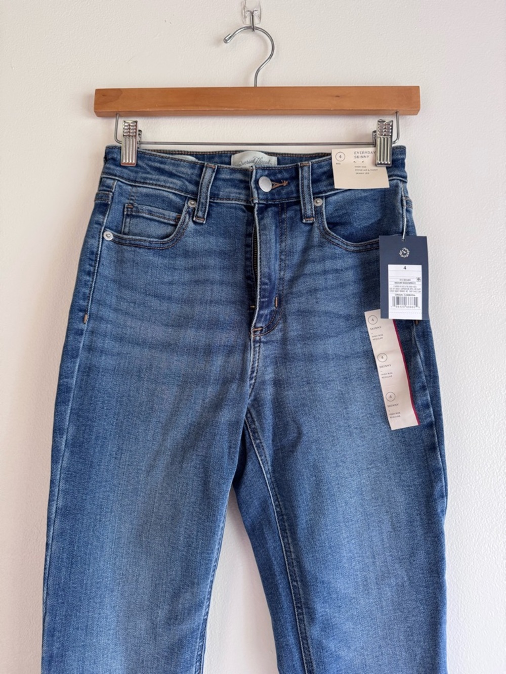 Universal Threads Skinny Jeans - Picture 3 of 6